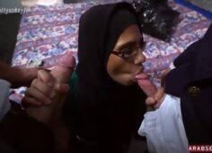 Suriyeli Türbanlı Arab Kadın Oda Kirasını 2 Erkekle Sikişerek Ödüyor